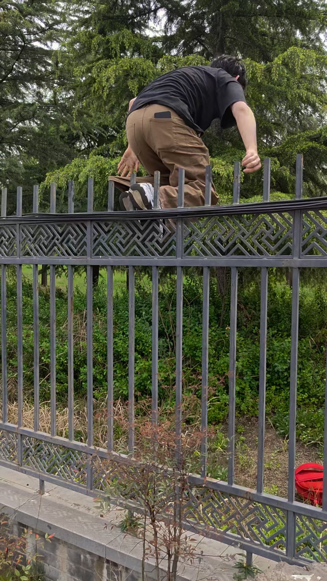 注意看左脚的裤脚